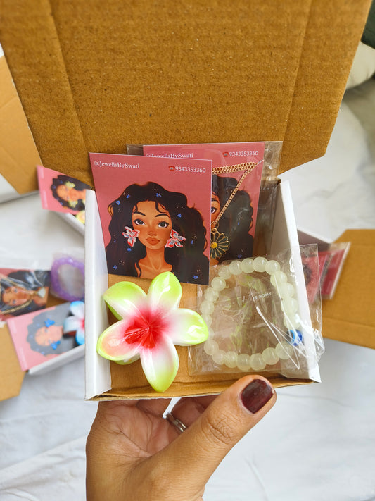 JewellsBySwati Mini Jewellery Gift Hamper for Women | Necklace, Earrings, Bracelet & Hair Claw | Cute Gift Box