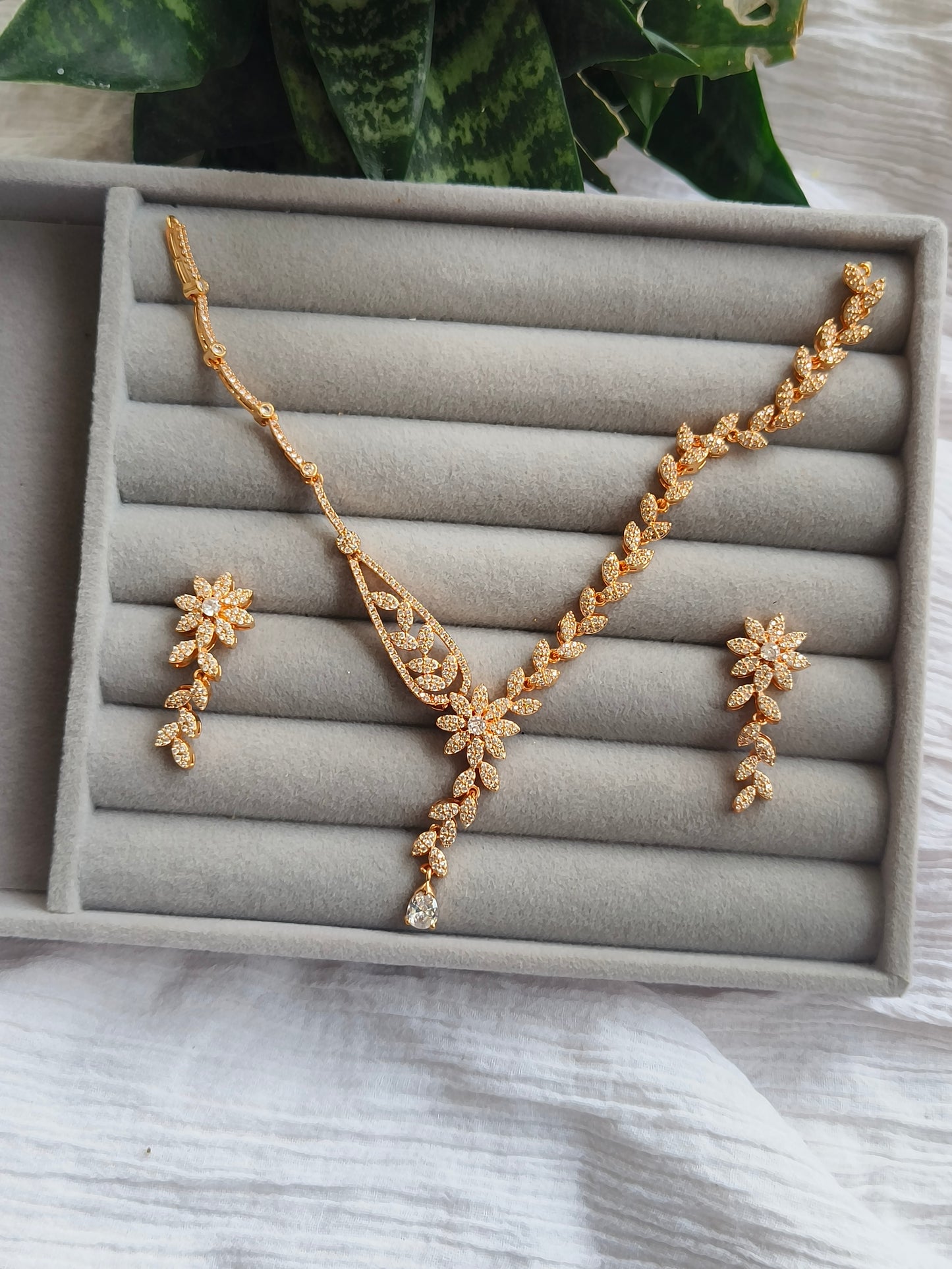 ROSE GOLD FLOWER AMERICAN DIAMOND NEACKLACE & EARRINGS