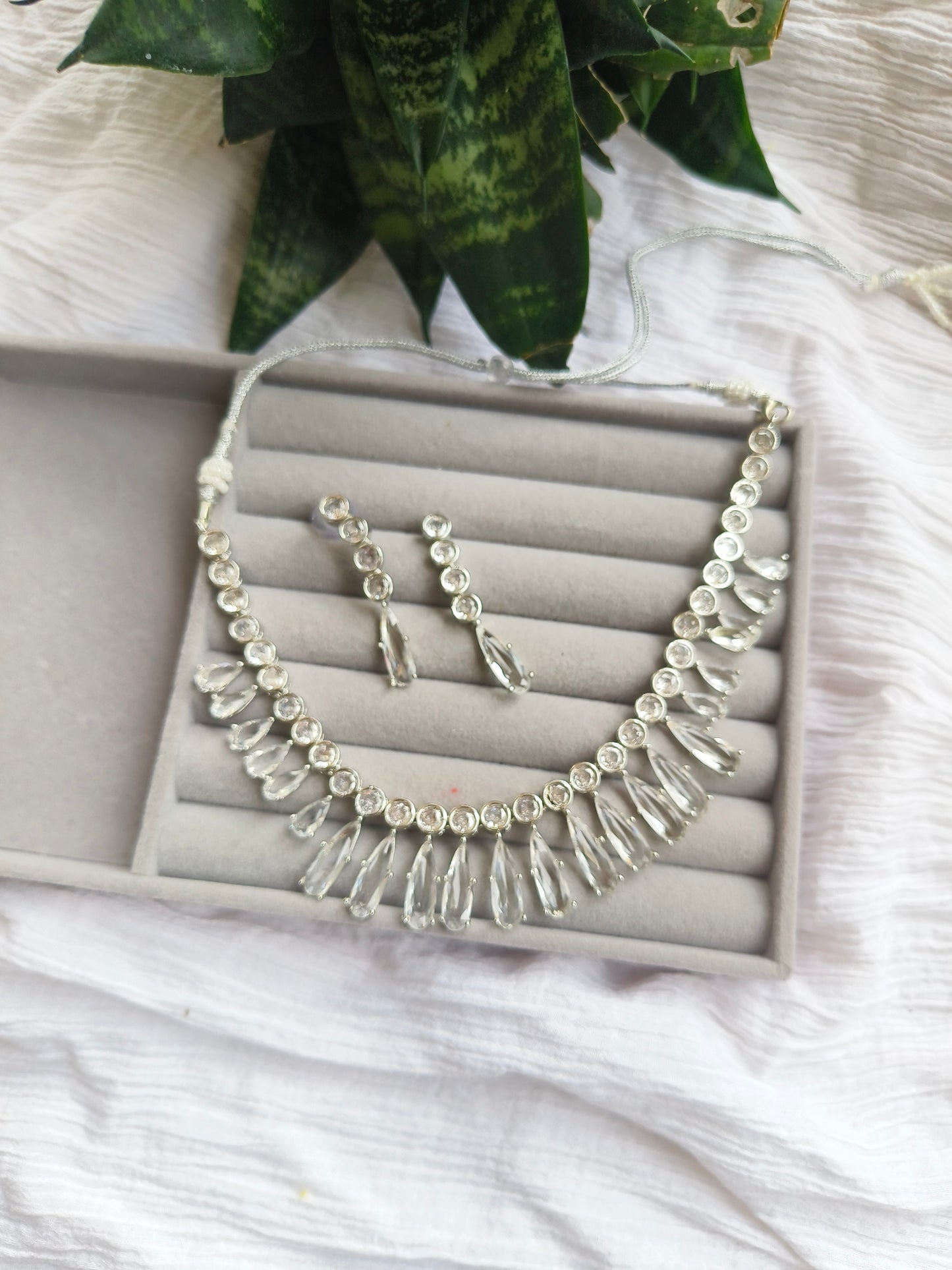 SILVER AMERICAN DIAMOND NEACKLACE WITH CLEAR STONES