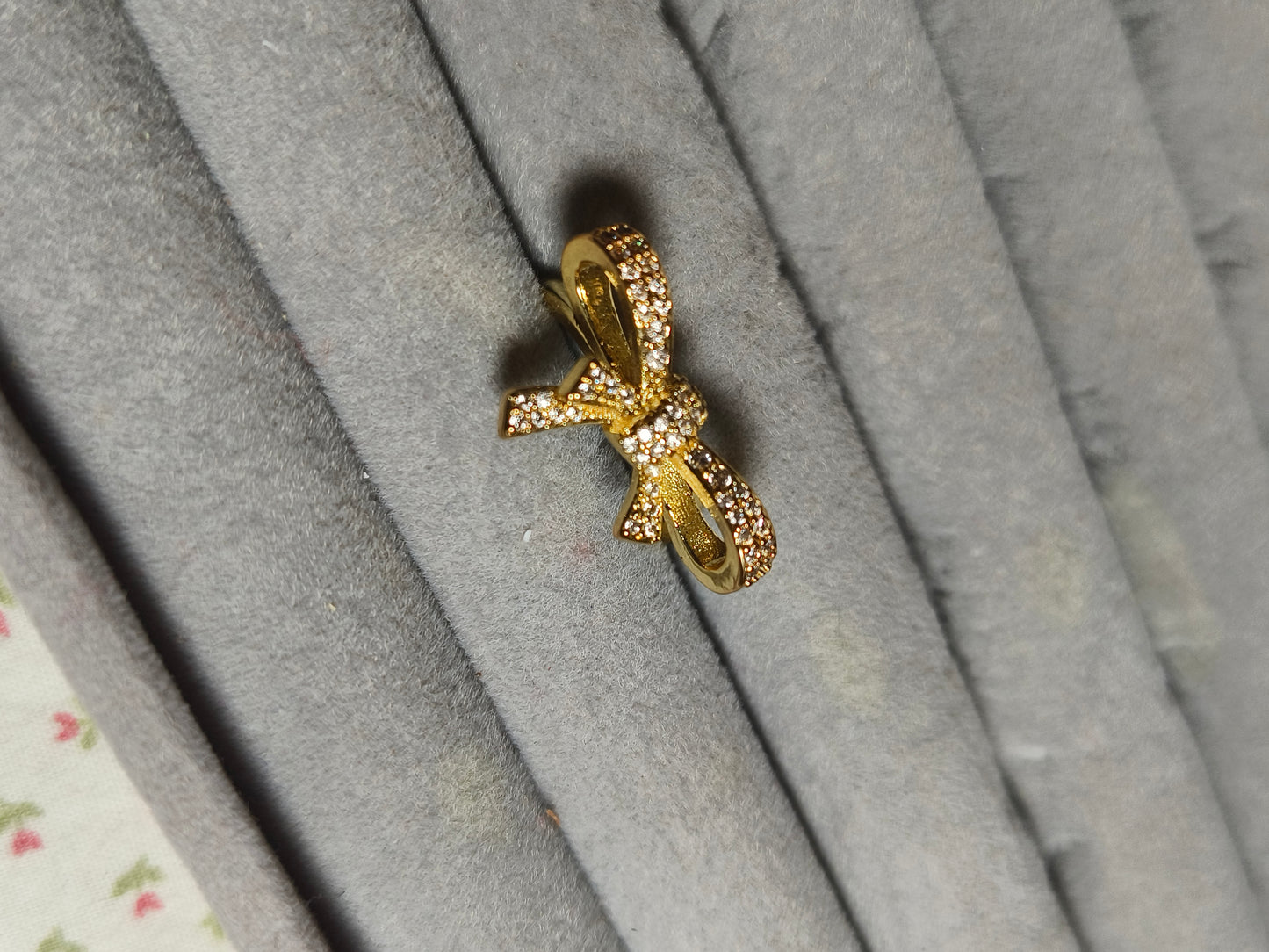 Bow ring with AD stones