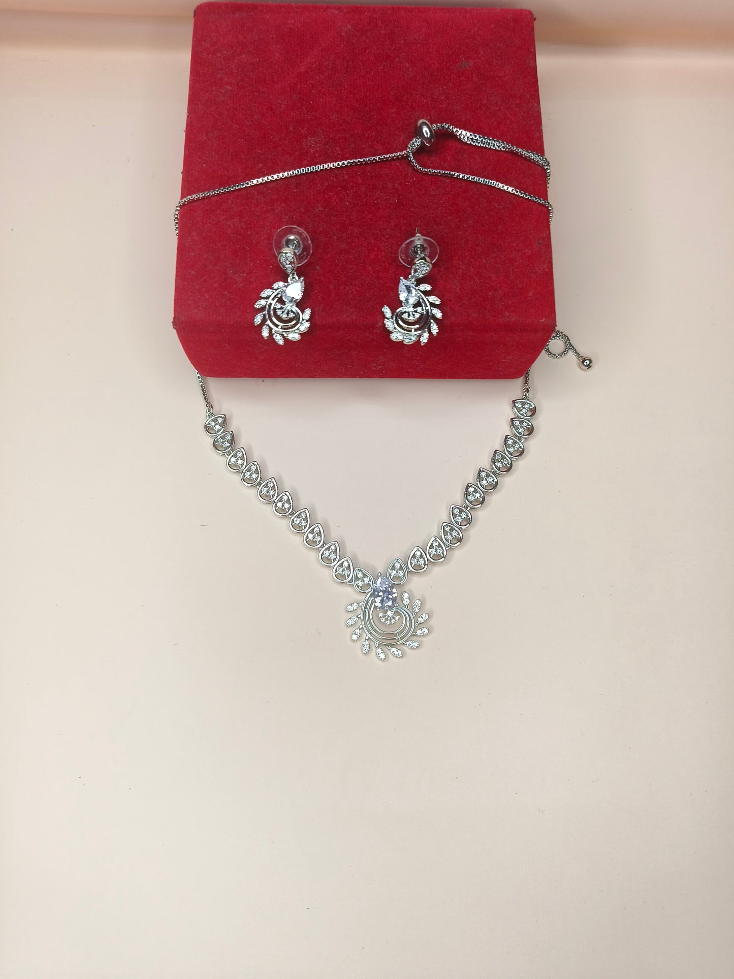 SILVER AMERICAN DIAMOND NEACKLACE