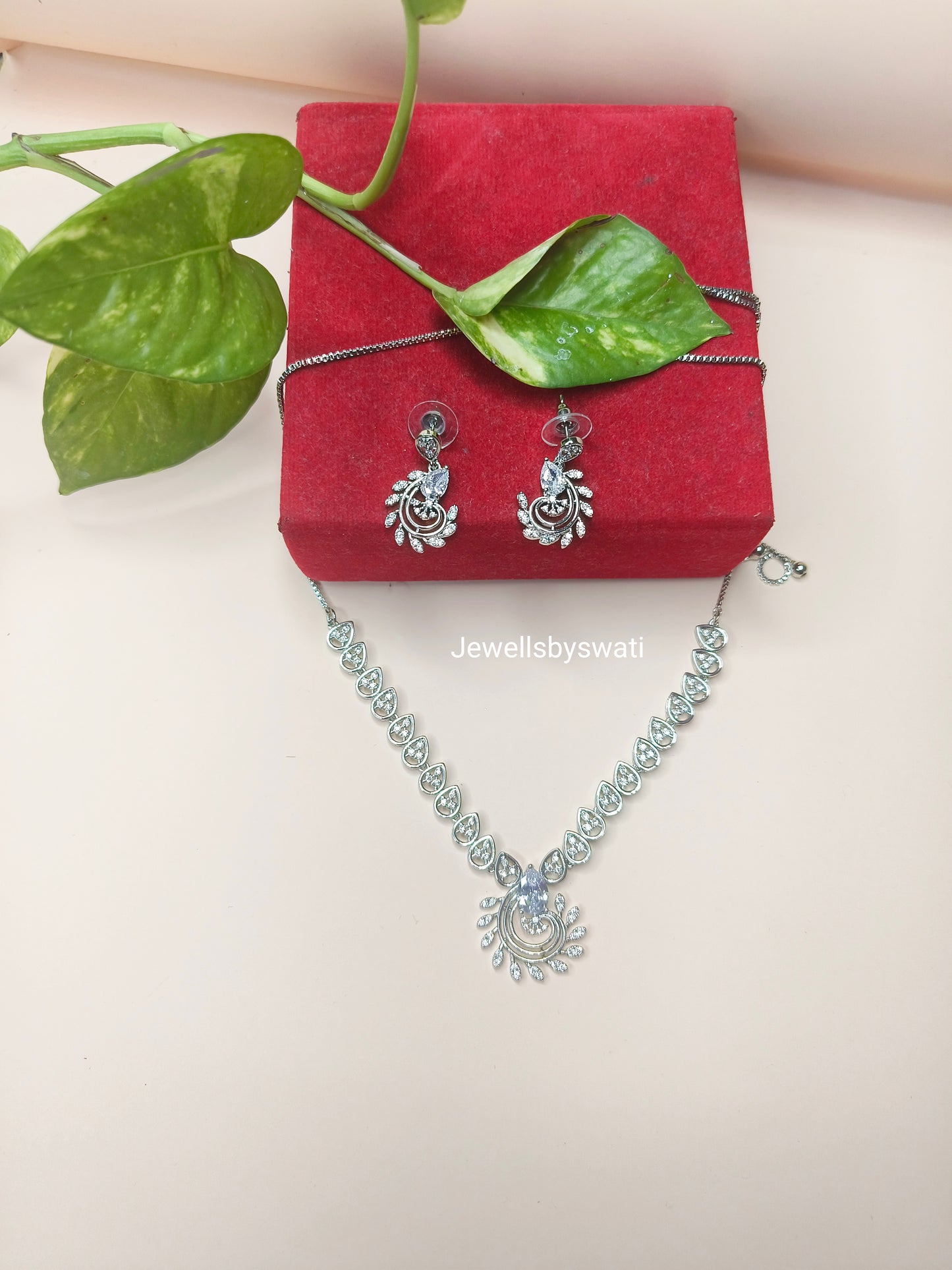 SILVER AMERICAN DIAMOND NEACKLACE