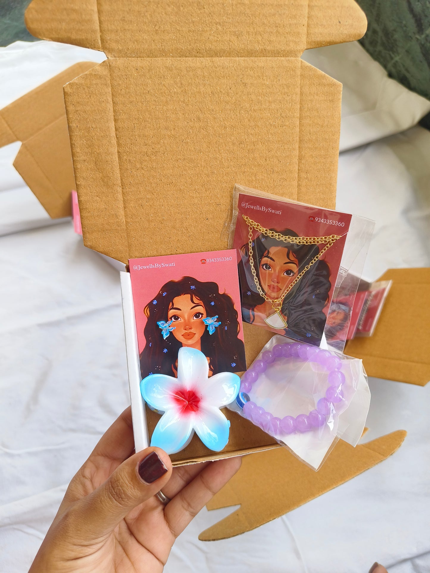 JewellsBySwati Mini Jewellery Gift Hamper for Women | Necklace, Earrings, Bracelet & Hair Claw | Cute Gift Box