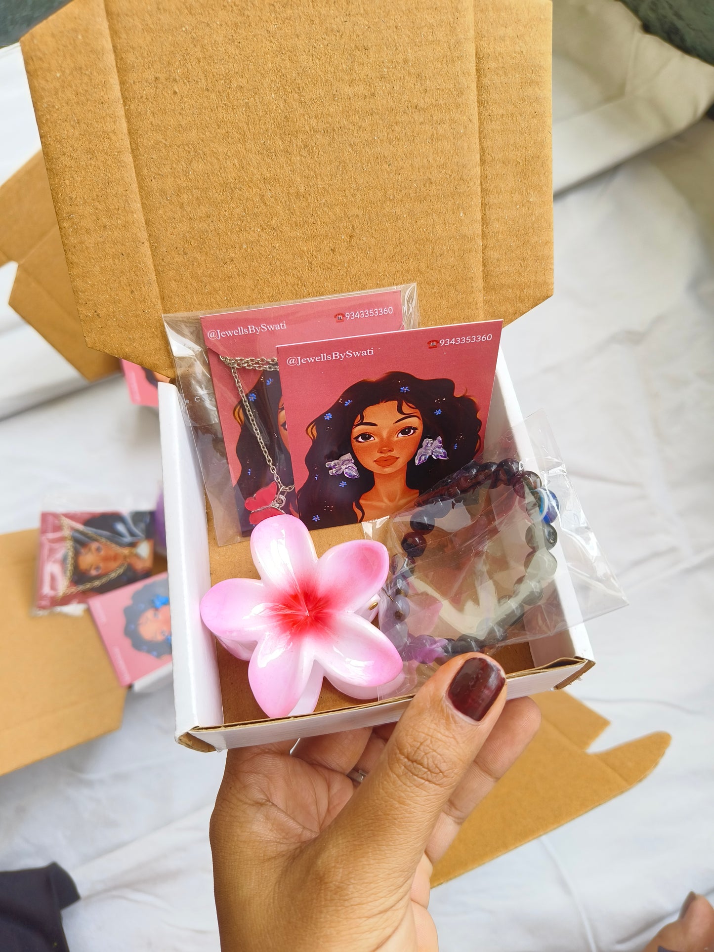 JewellsBySwati Mini Jewellery Gift Hamper for Women | Necklace, Earrings, Bracelet & Hair Claw | Cute Gift Box