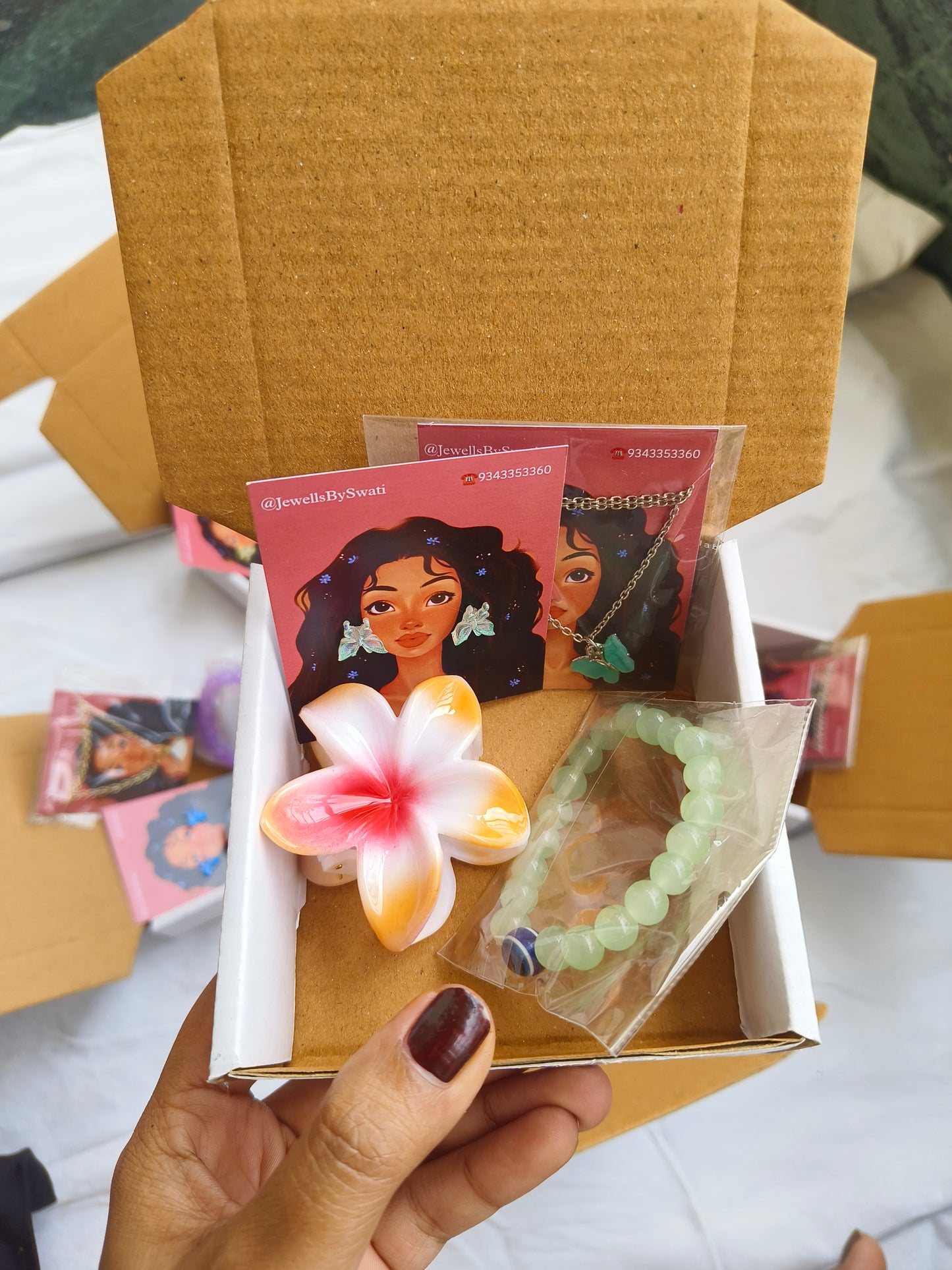 JewellsBySwati Mini Jewellery Gift Hamper for Women | Necklace, Earrings, Bracelet & Hair Claw | Cute Gift Box