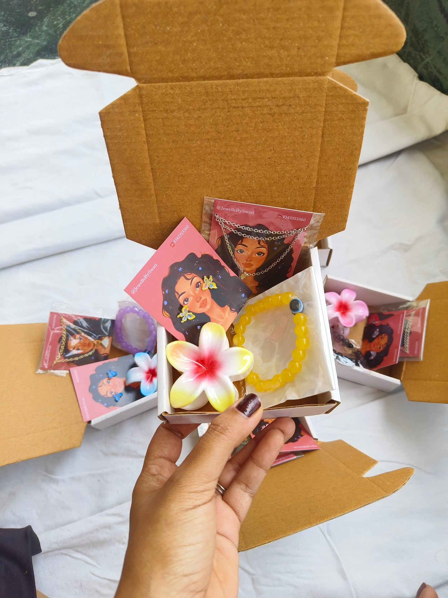 JewellsBySwati Mini Jewellery Gift Hamper for Women | Necklace, Earrings, Bracelet & Hair Claw | Cute Gift Box