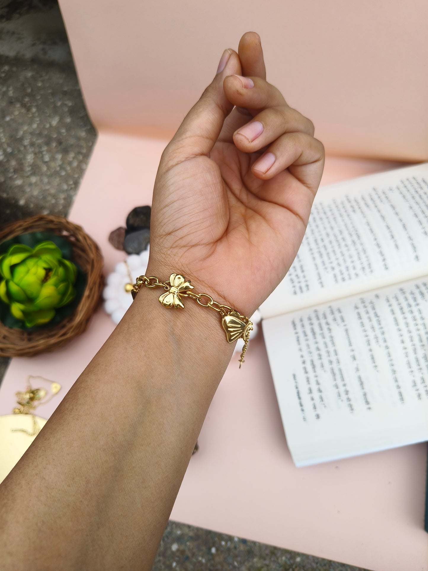 Golden Charm Bracelet – Heart & Flower Motifs