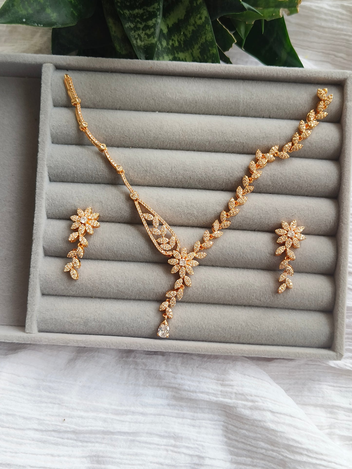 ROSE GOLD  FLOWER AMERICAN DIAMOND NEACKLACE & EARRINGS