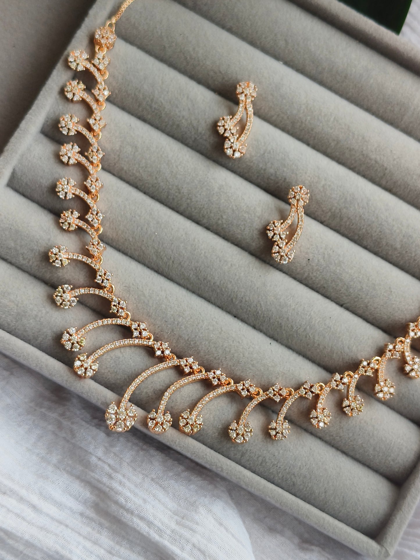 ROSE GOLD SMALL FLOWER NEACKLACE SET