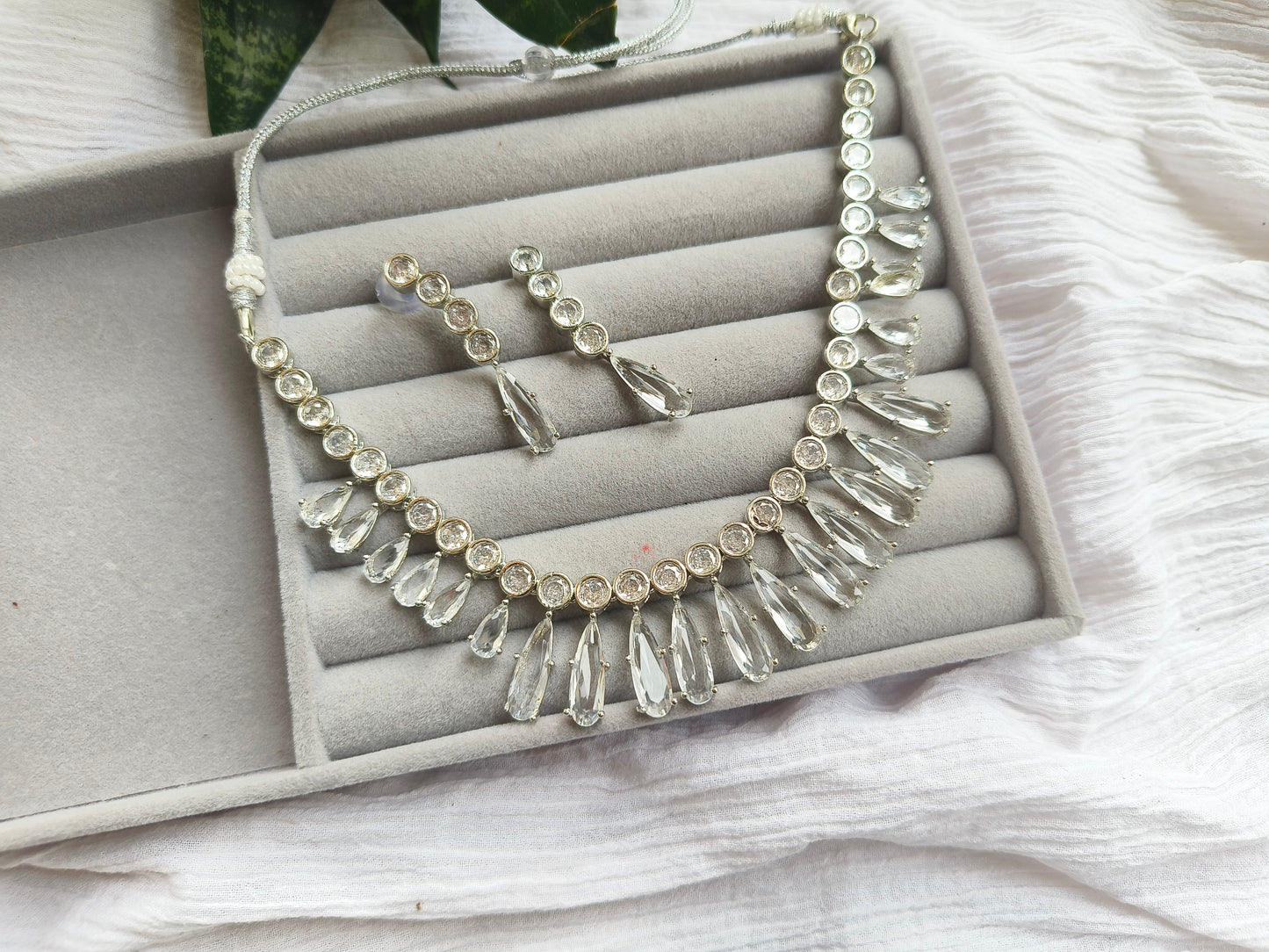 SILVER AMERICAN DIAMOND NEACKLACE WITH CLEAR STONES