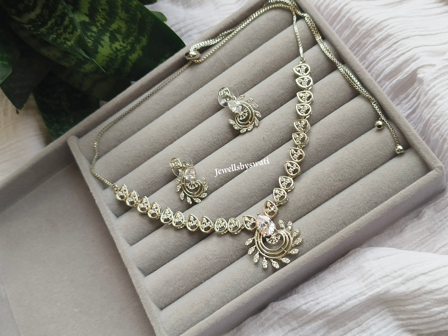 SILVER AMERICAN DIAMOND NEACKLACE