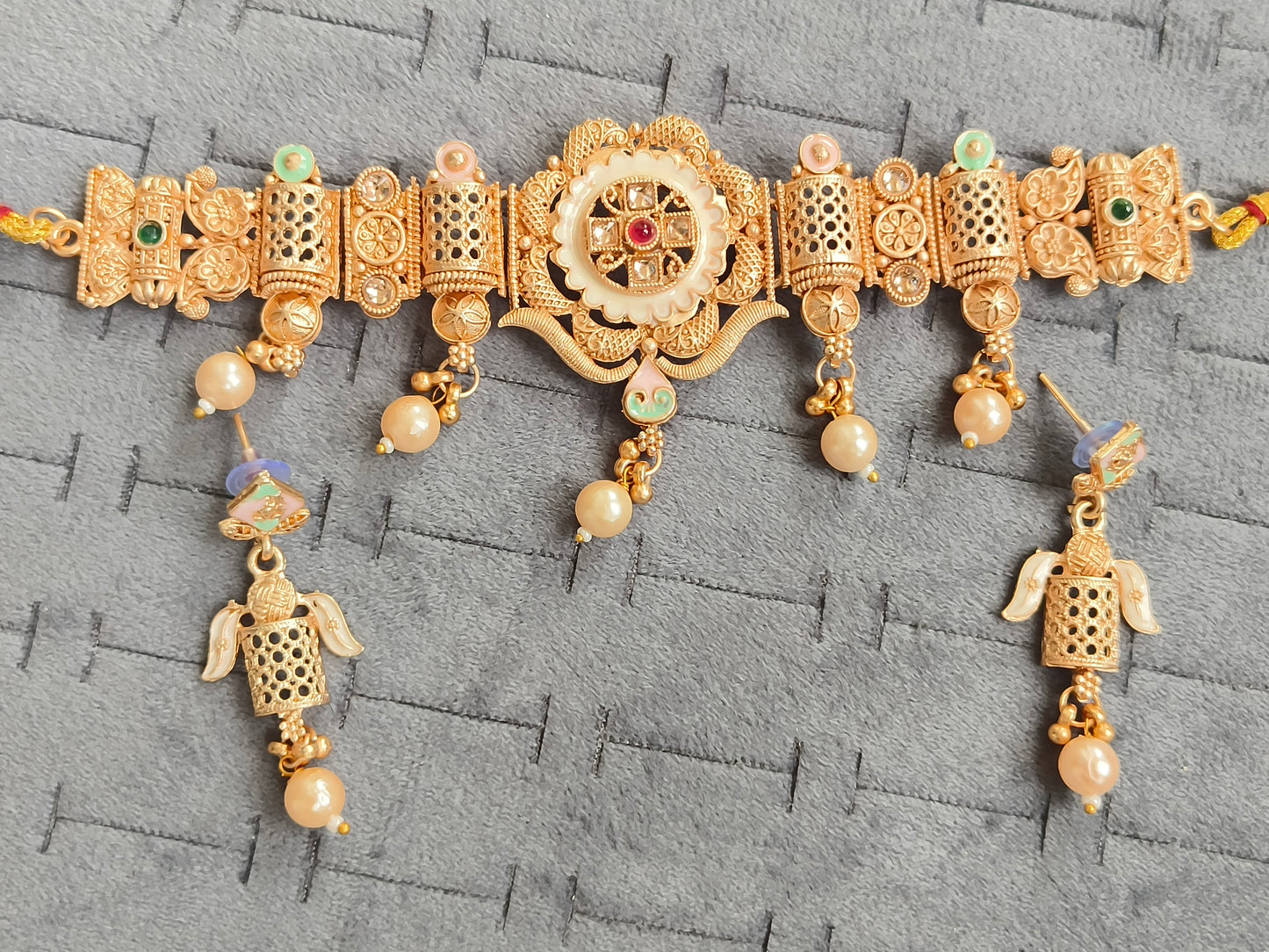 BEAUTIFUL RAJWADI CHOKAR WITH EARRING