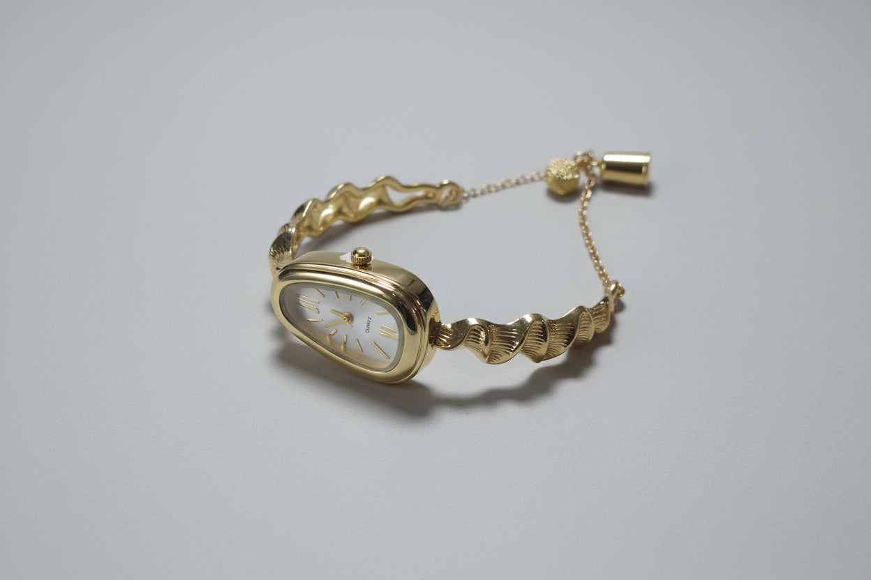 Elegant Gold Oval Dial Bracelet Watch for Women | Minimal Luxury Wrist Watch