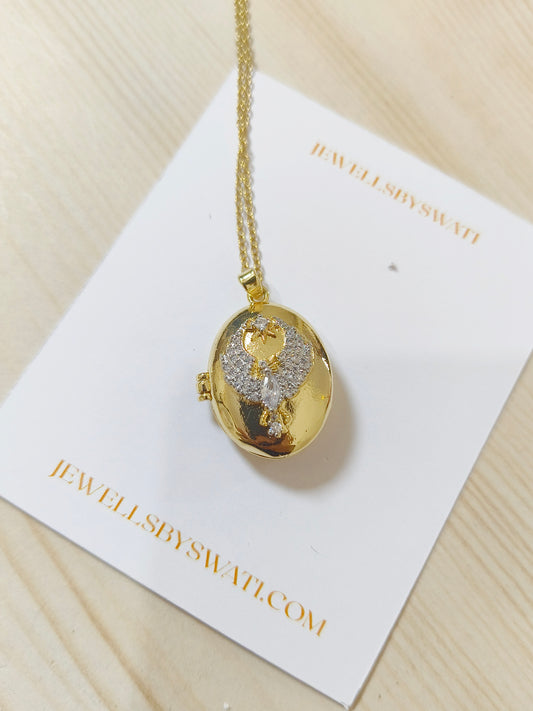 Vintage Gold Oval Locket Necklace with Crystal Detail | Classic Photo Pendant for Women