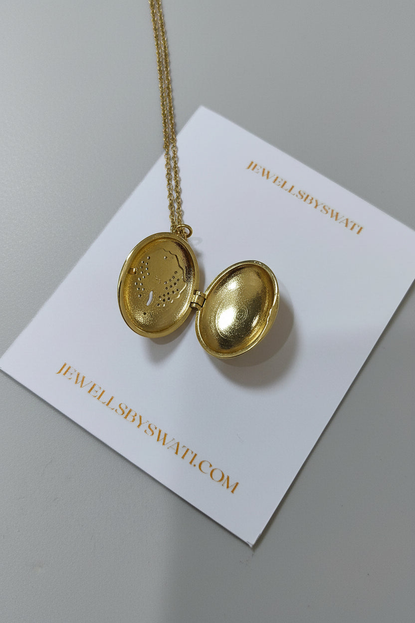 Vintage Gold Oval Locket Necklace with Crystal Detail | Classic Photo Pendant for Women