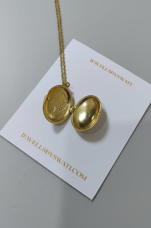 Vintage Floral Enamel Oval Locket Necklace | Gold Photo Pendant for Women