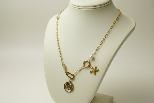 Gold Charm Necklace with Starfish & Coin Pendant – Trendy Pearl Link Chain for Women