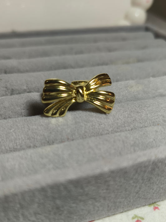 Golden knot ring